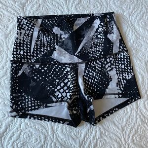 Lululemon shorts size 6 high rise